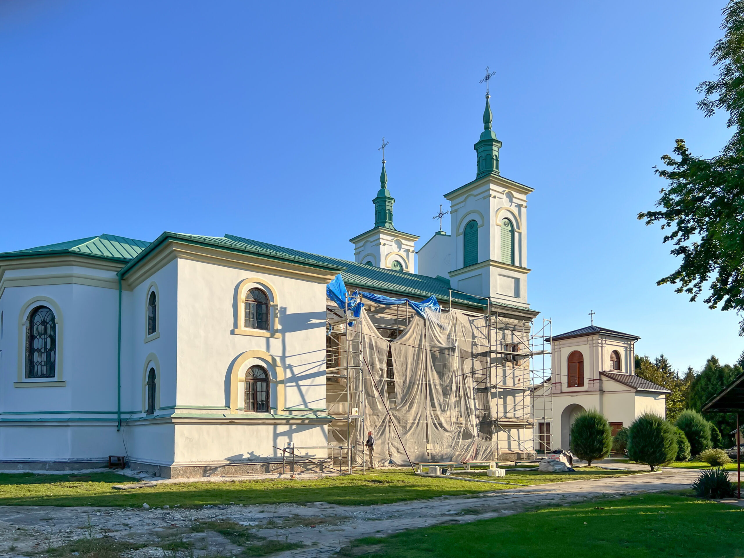  Restoration of the exterior facade of a historic church, preserving its architectural beauty and grandeur.